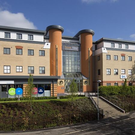House Of Fisher - Beneficial House Bracknell Bagian luar foto