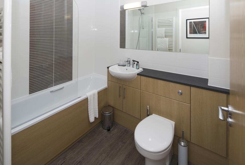 House Of Fisher - Beneficial House Bracknell Ruang foto