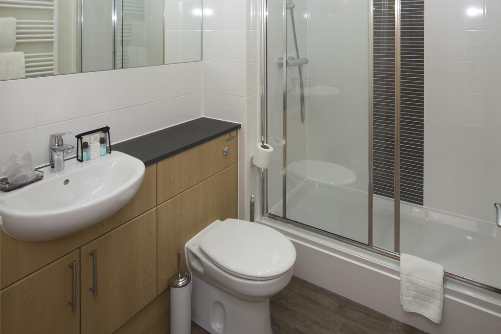 House Of Fisher - Beneficial House Bracknell Ruang foto