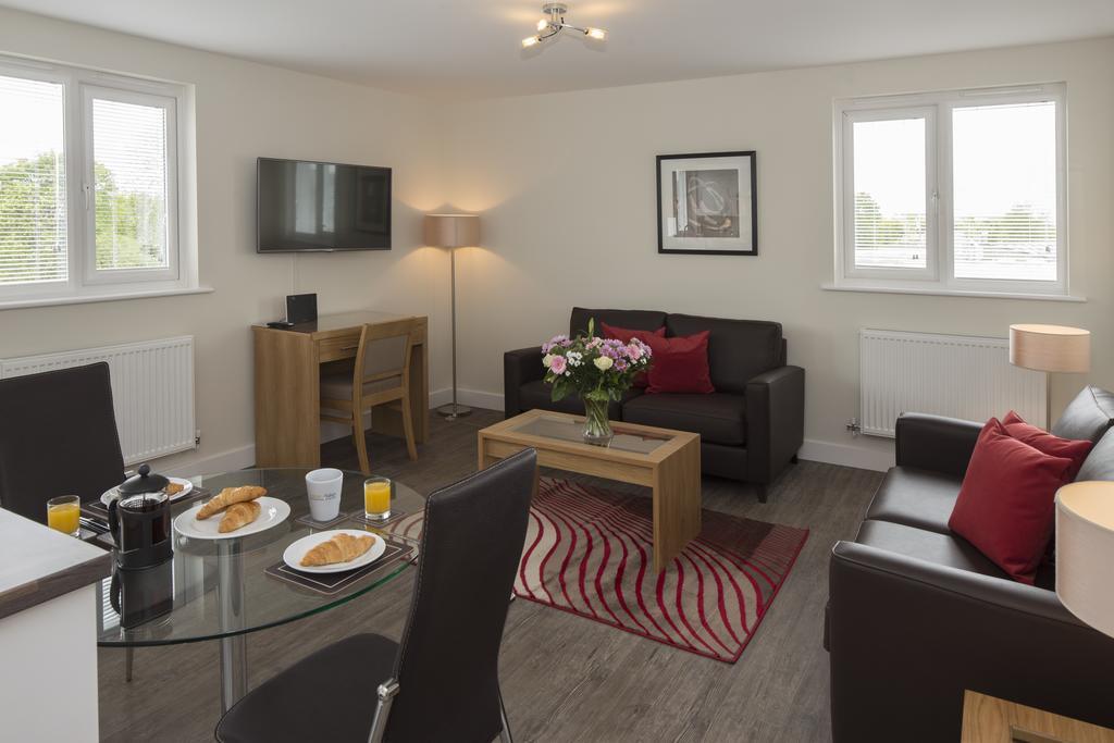 House Of Fisher - Beneficial House Bracknell Ruang foto
