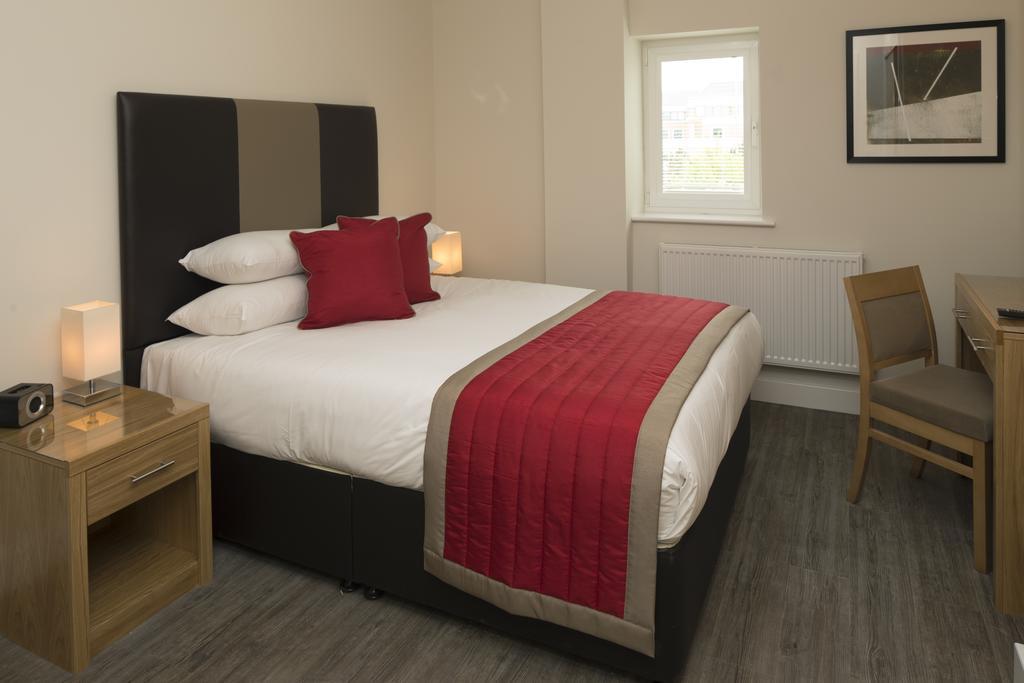 House Of Fisher - Beneficial House Bracknell Ruang foto