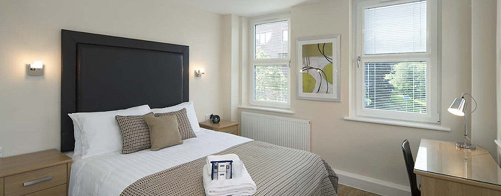 House Of Fisher - Beneficial House Bracknell Bagian luar foto